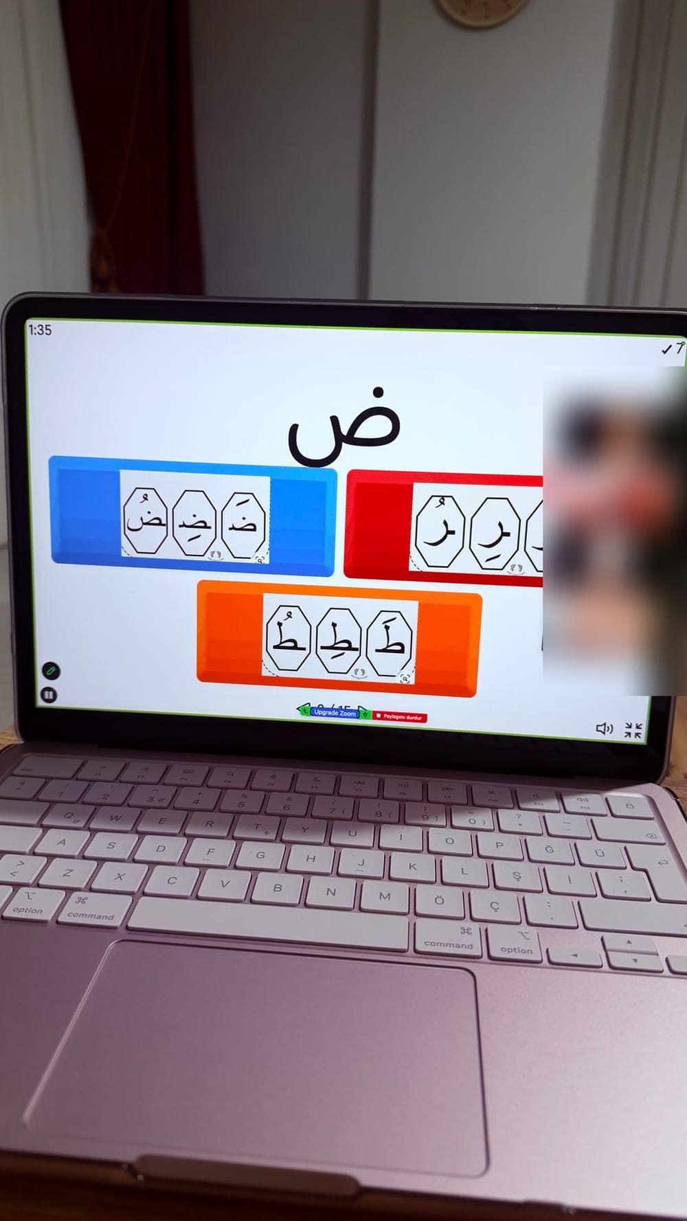 Dizüstü bilgisayarda Elif-Bâ hareke çalışması yapılan online grup dersi