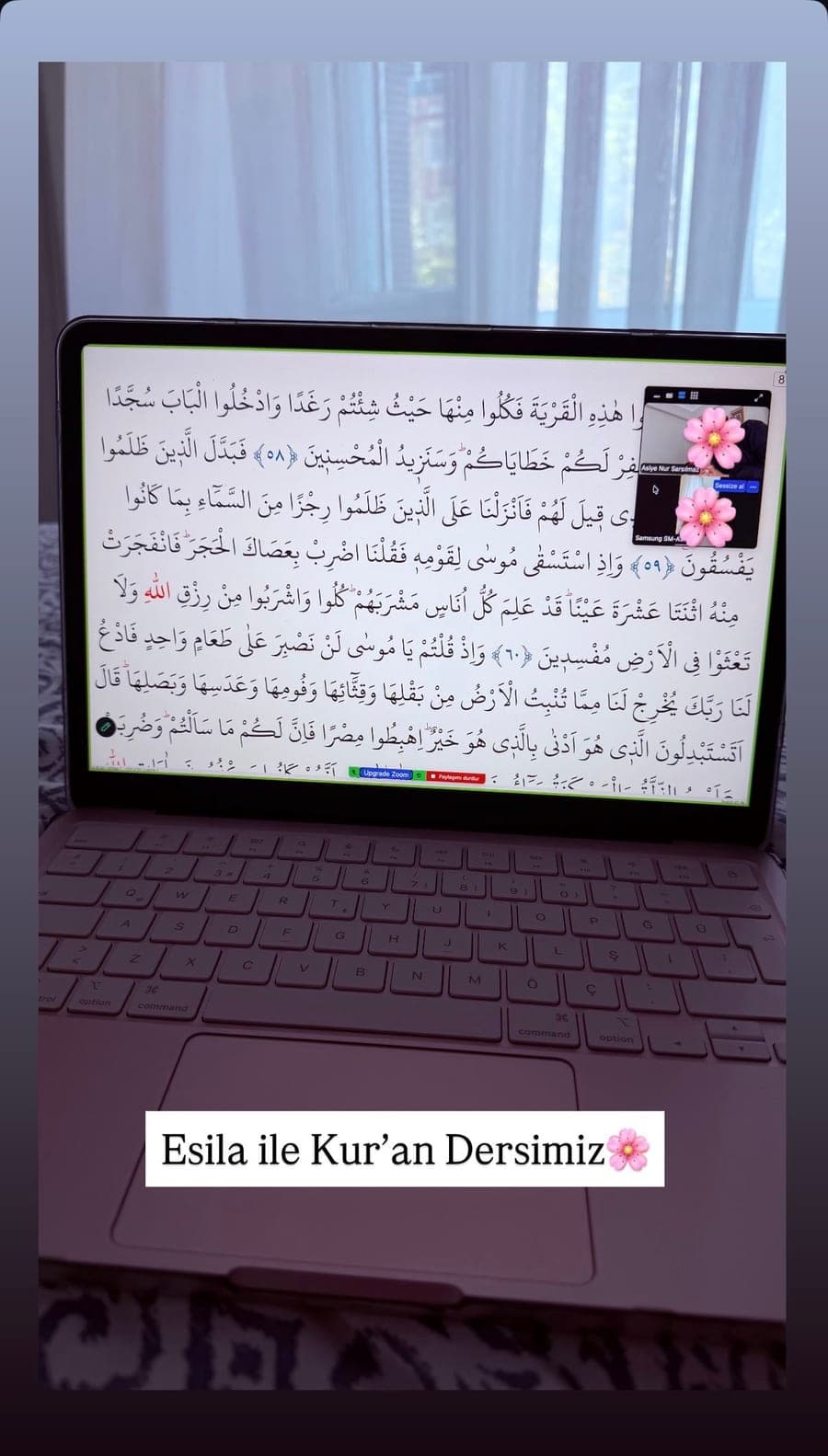 Dizüstü bilgisayarda açık Kur'an-ı Kerim sayfası ile online Kur'an dersi