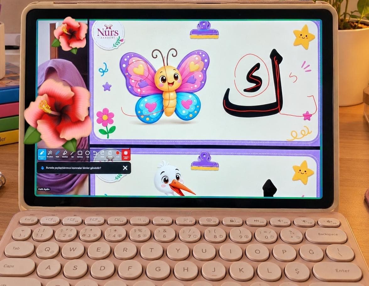 Tablette açık, kelebek resimli Nurs Akademi Elif-Bâ harf kartı (Kef harfi)