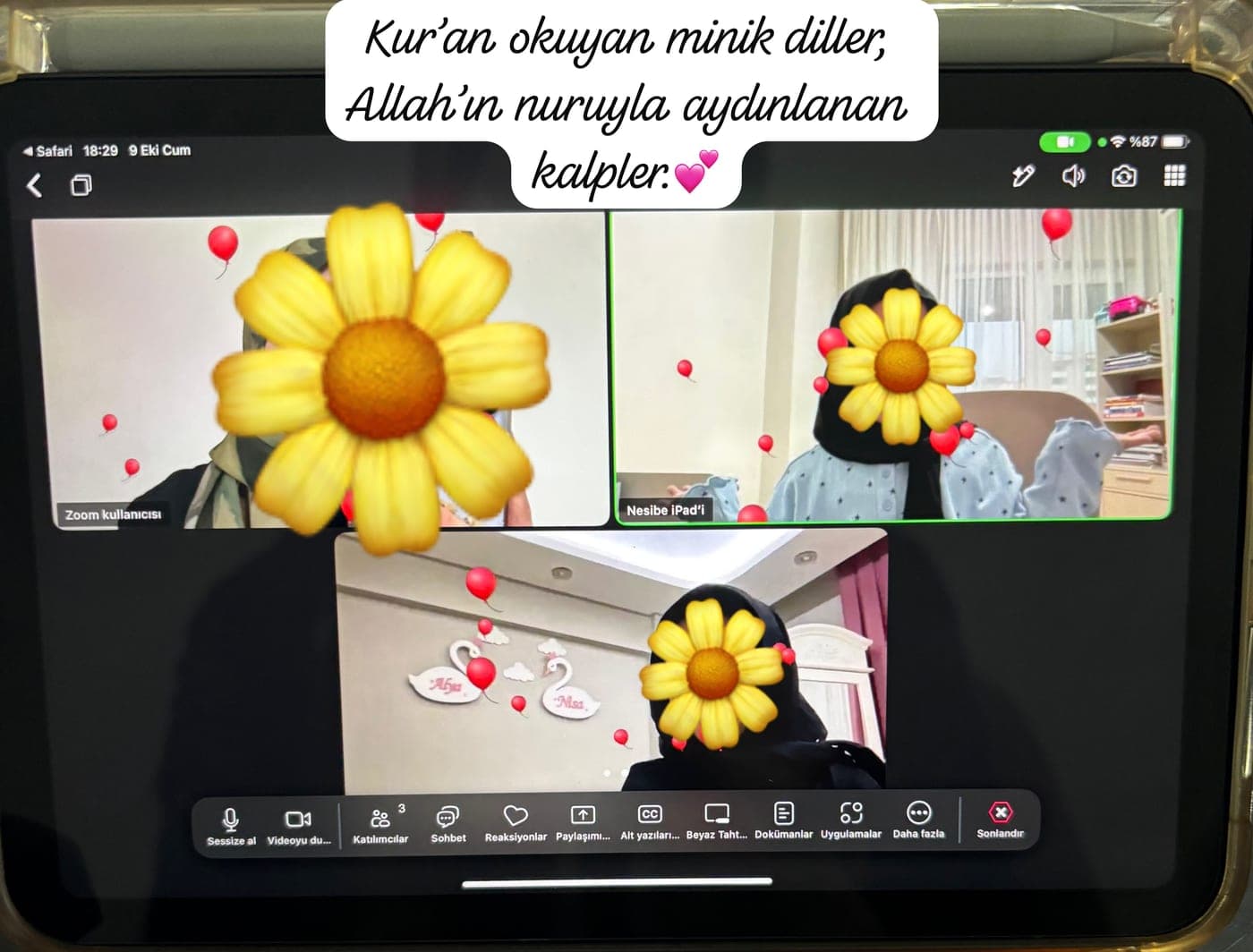 Tablet ekranında Zoom üzerinden online grup dersi; öğrencilerin yüzleri çiçekle kapatılmış