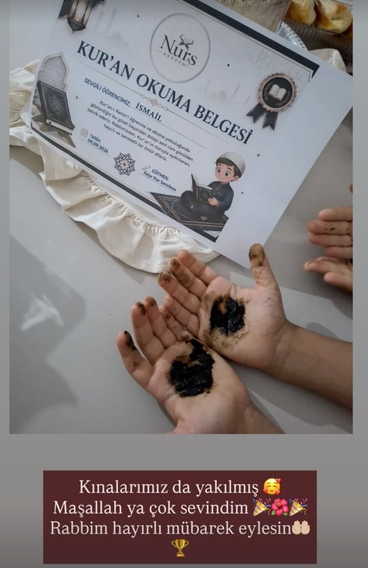 Kur'an Okuma Belgesi'nin yanında kına yakılmış çocuk elleri