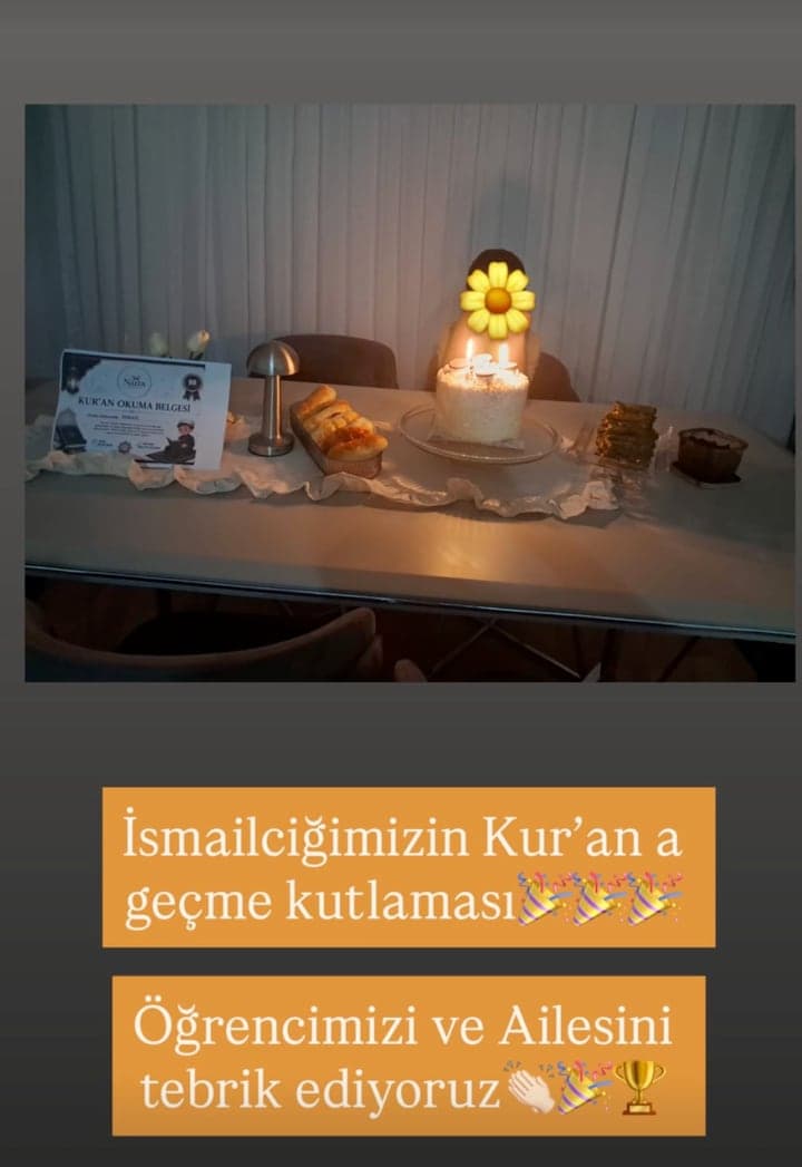 Kur'an'a geçiş kutlaması için hazırlanan masa: pasta, ikramlar ve Kur'an Okuma Belgesi
