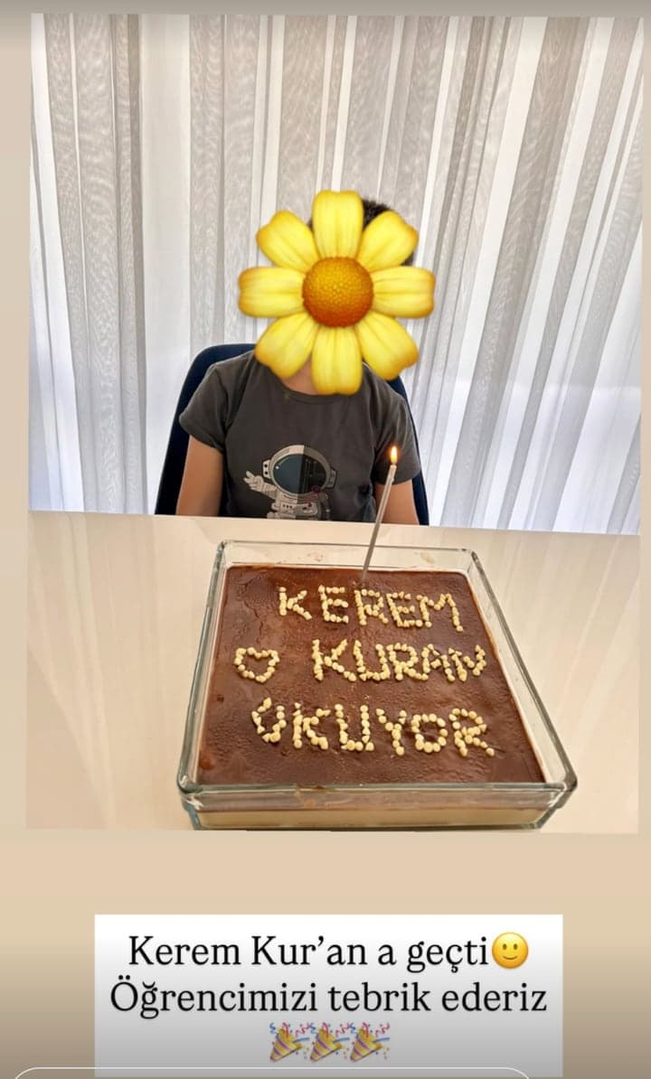 Yüzü çiçekle kapatılmış erkek öğrencinin önünde üzerinde “Kerem Kur'an okuyor” yazan pasta