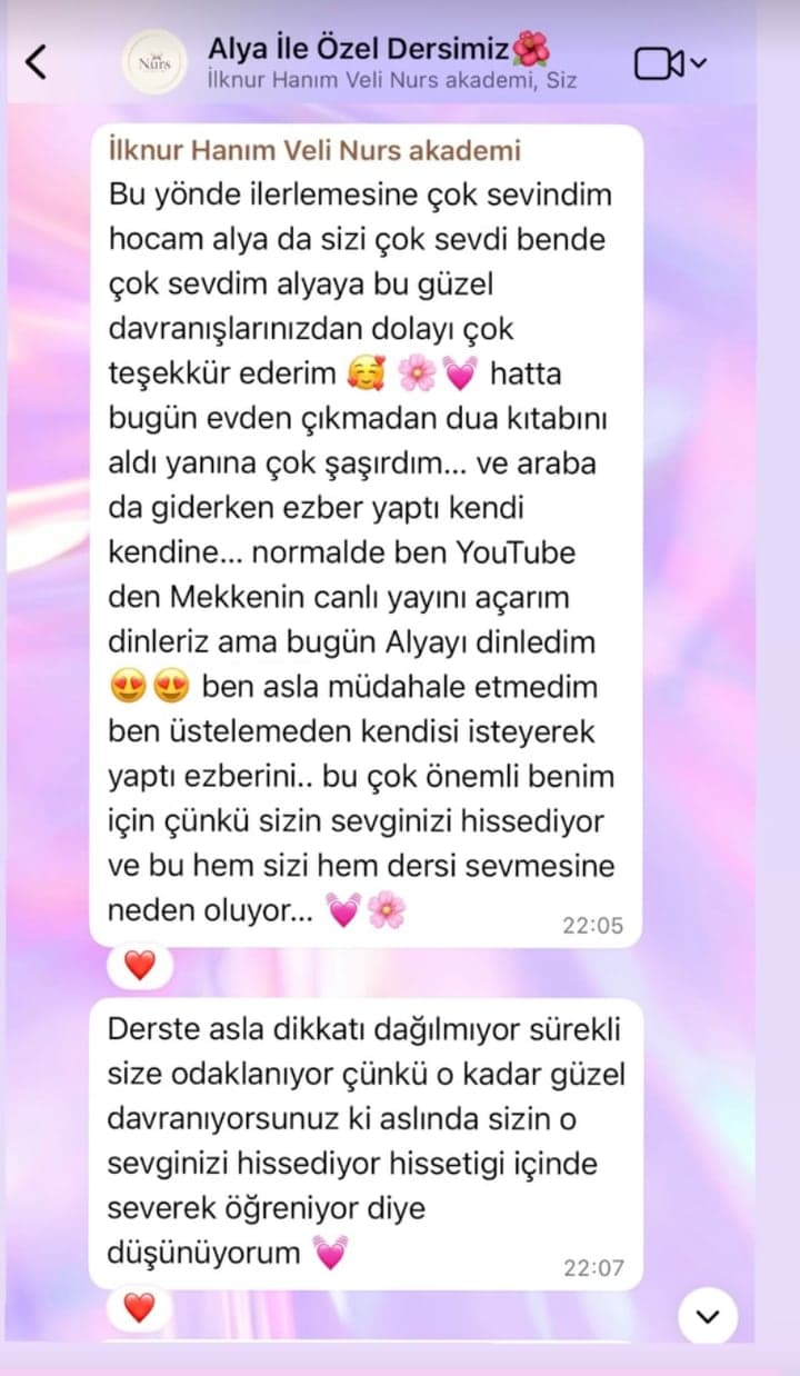 İlknur Hanım · Alya'nın annesi: “Bugün evden çıkmadan dua kitabını aldı yanına, çok şaşırdım… ve araba da giderken ezber yaptı kendi kendine. Ben asla müdahale etmedim, ben üstelemeden kendisi isteyerek yaptı ezberini. Bu çok önemli benim için, çünkü sizin sevginizi hissediyor ve bu hem sizi hem dersi sevmesine neden oluyor.”